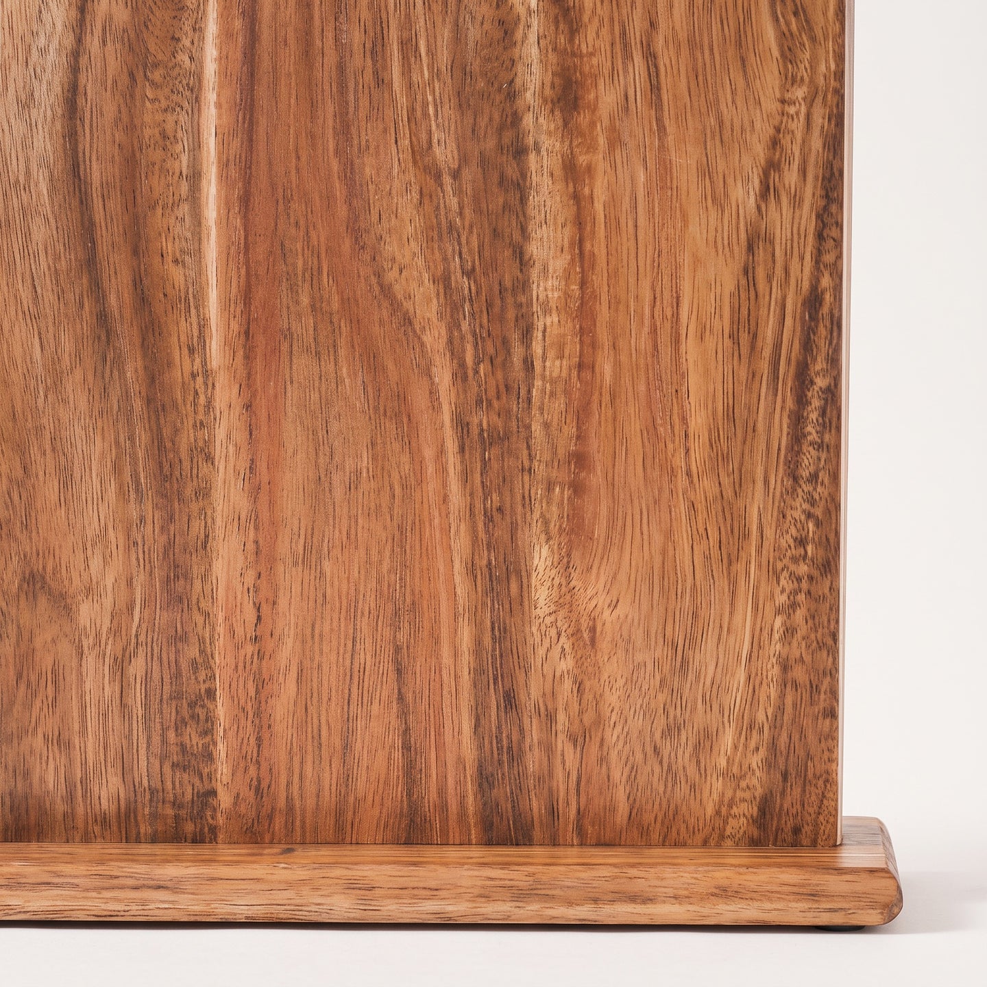 Magnetic wood knife block, detail of magnetic face and grain