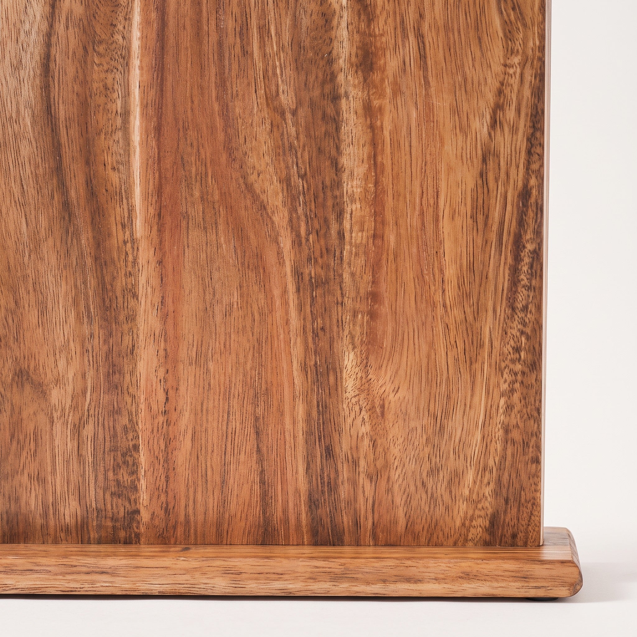 Magnetic wood knife block, detail of magnetic face and grain