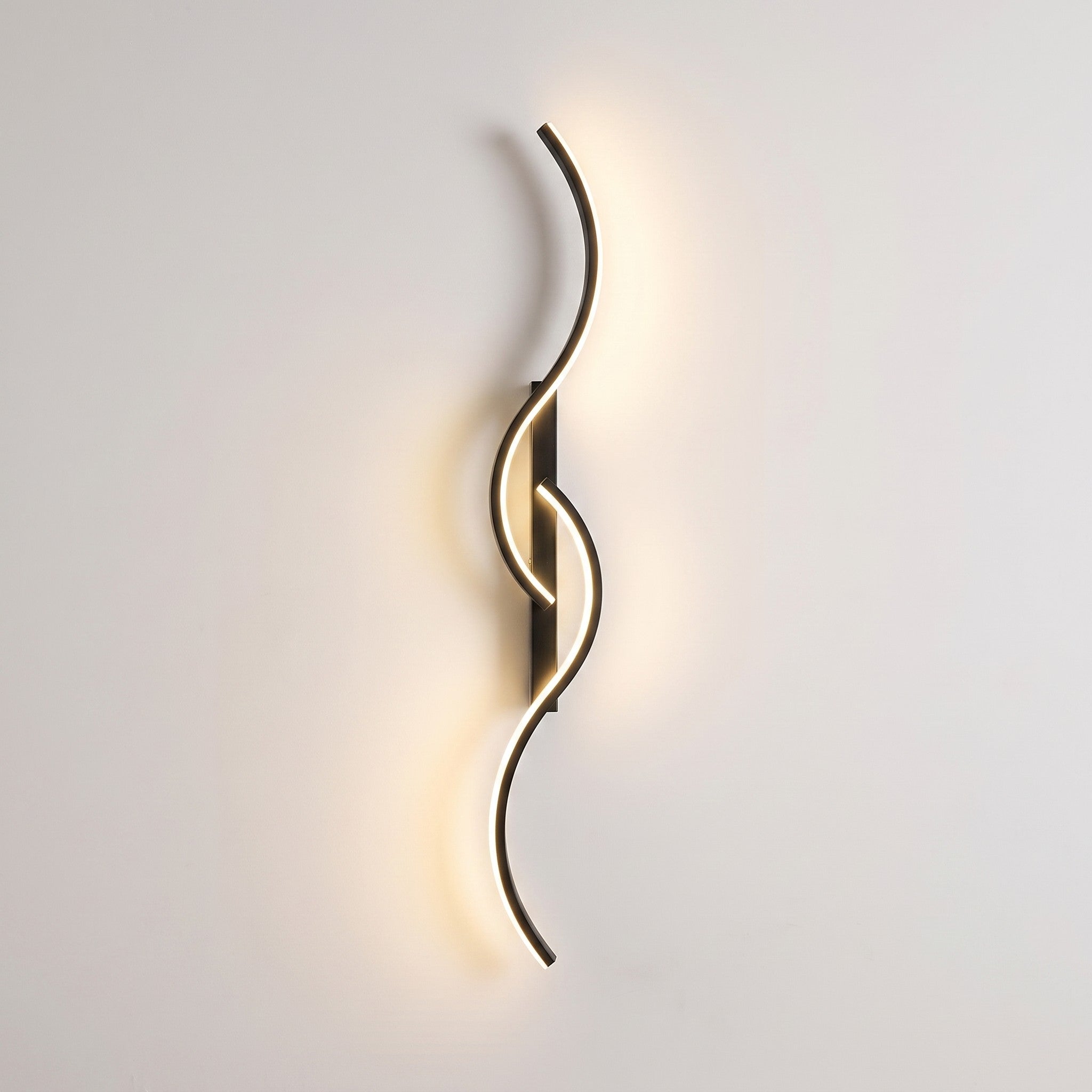 Ribbon curve wall sconce in black, 23.6 in, lit