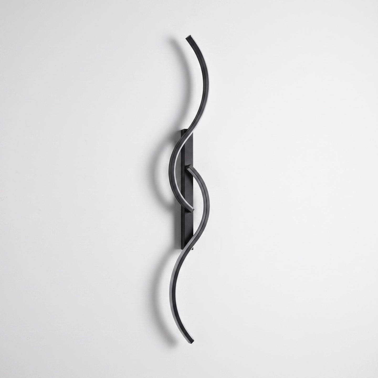 Ribbon curve wall sconce in black, 39.4 in, studio packshot
