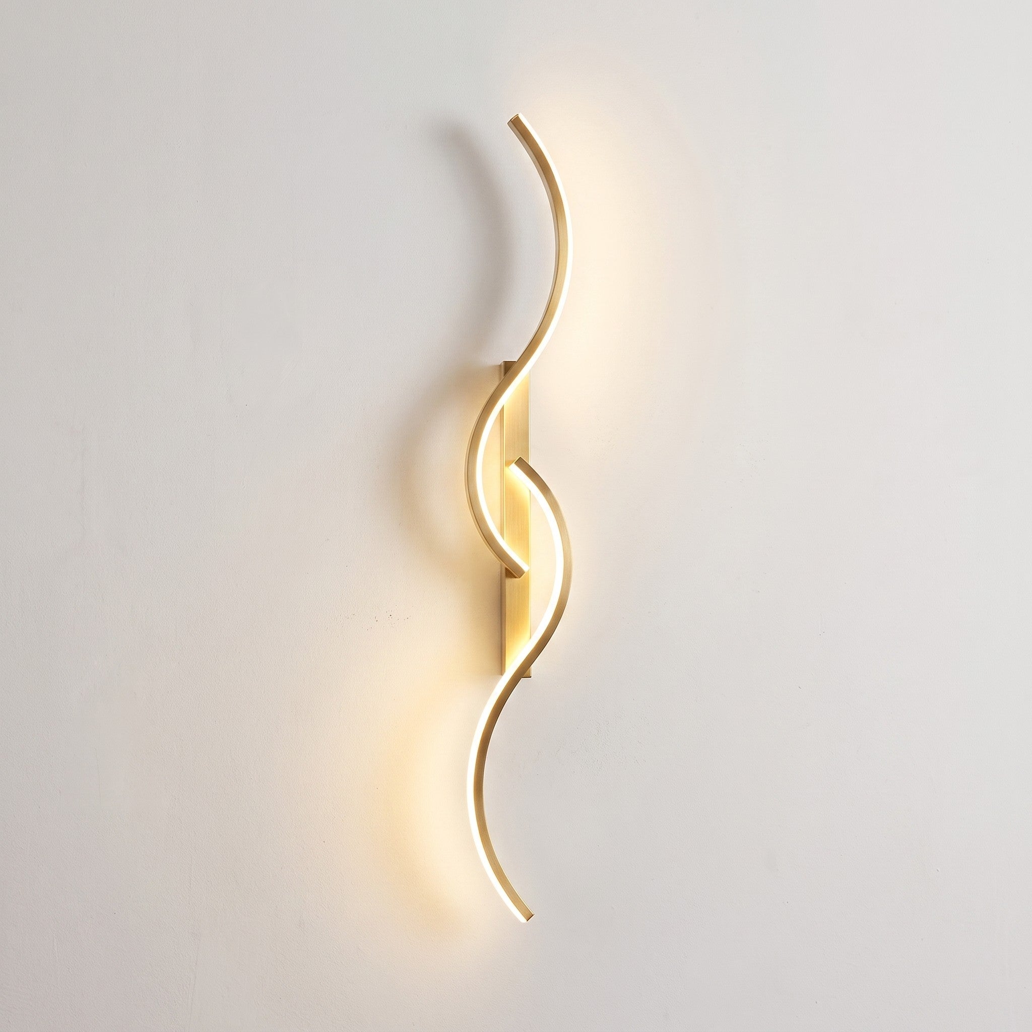 Ribbon curve wall sconce in gold, 23.6 in, lit