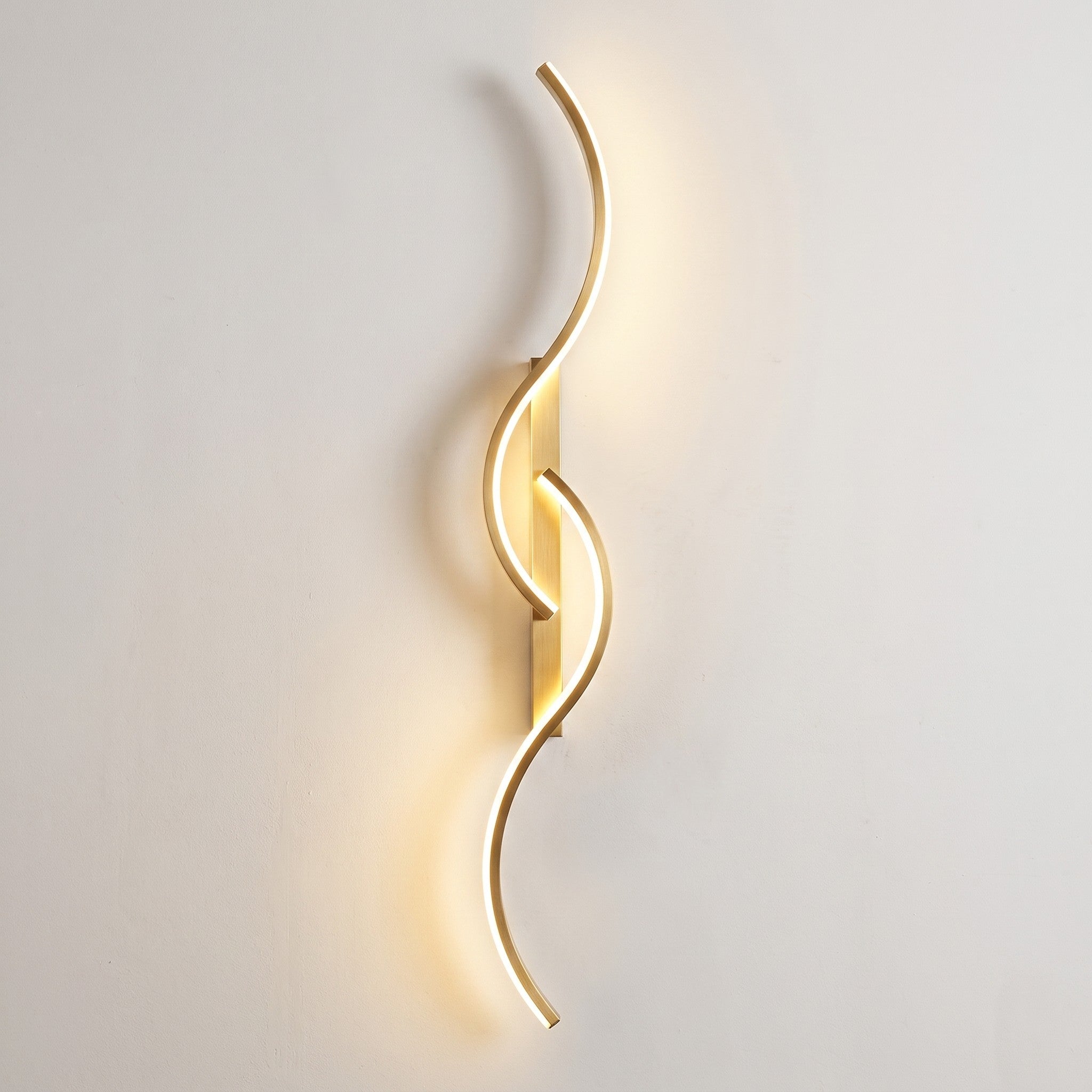 Ribbon curve wall sconce in gold, 39.4 in, lit
