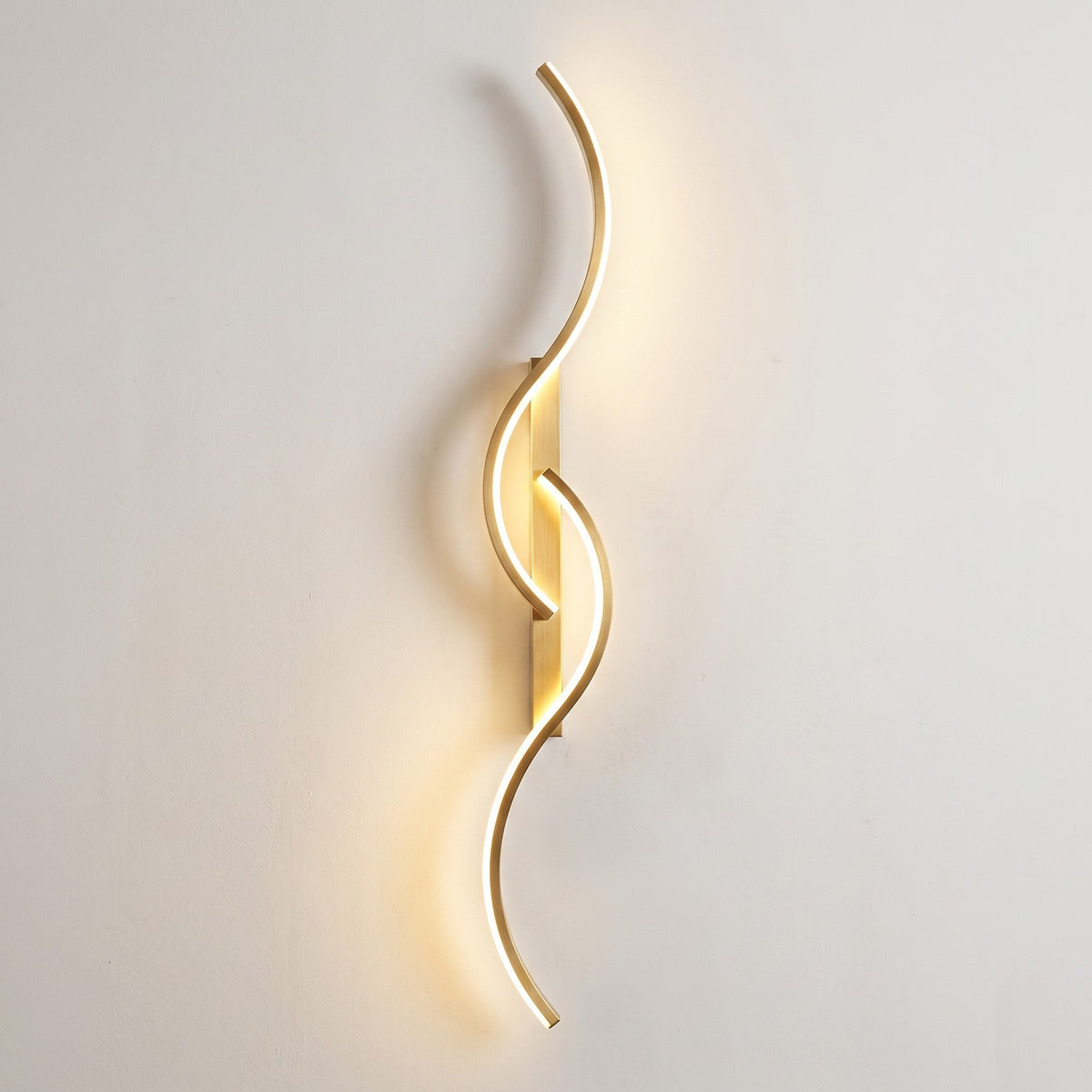 Ribbon curve wall sconce in gold, 39.4 in, lit