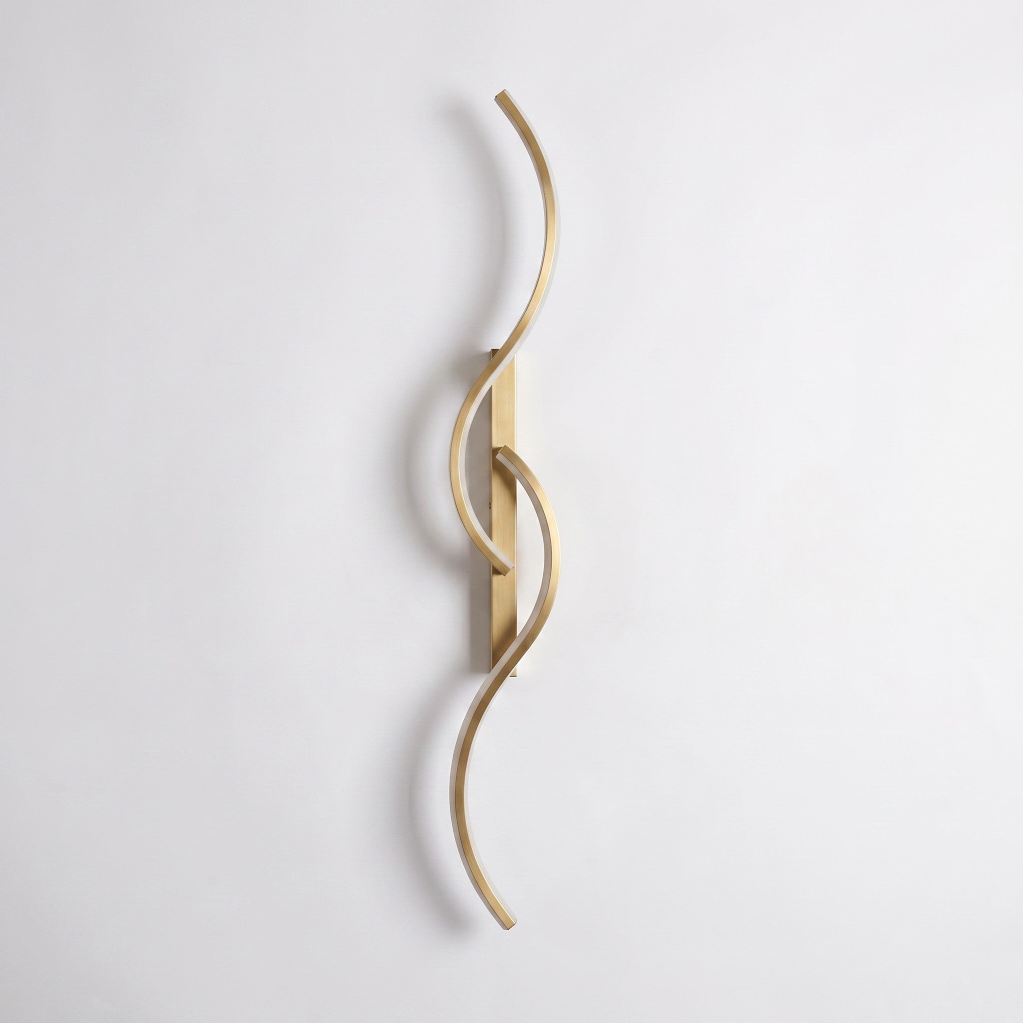 Ribbon curve wall sconce in gold, 39.4 in, studio packshot