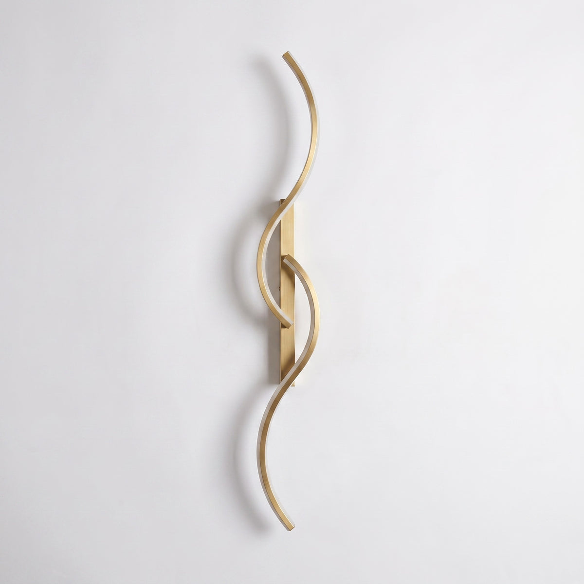 Ribbon curve wall sconce in gold, 39.4 in, studio packshot
