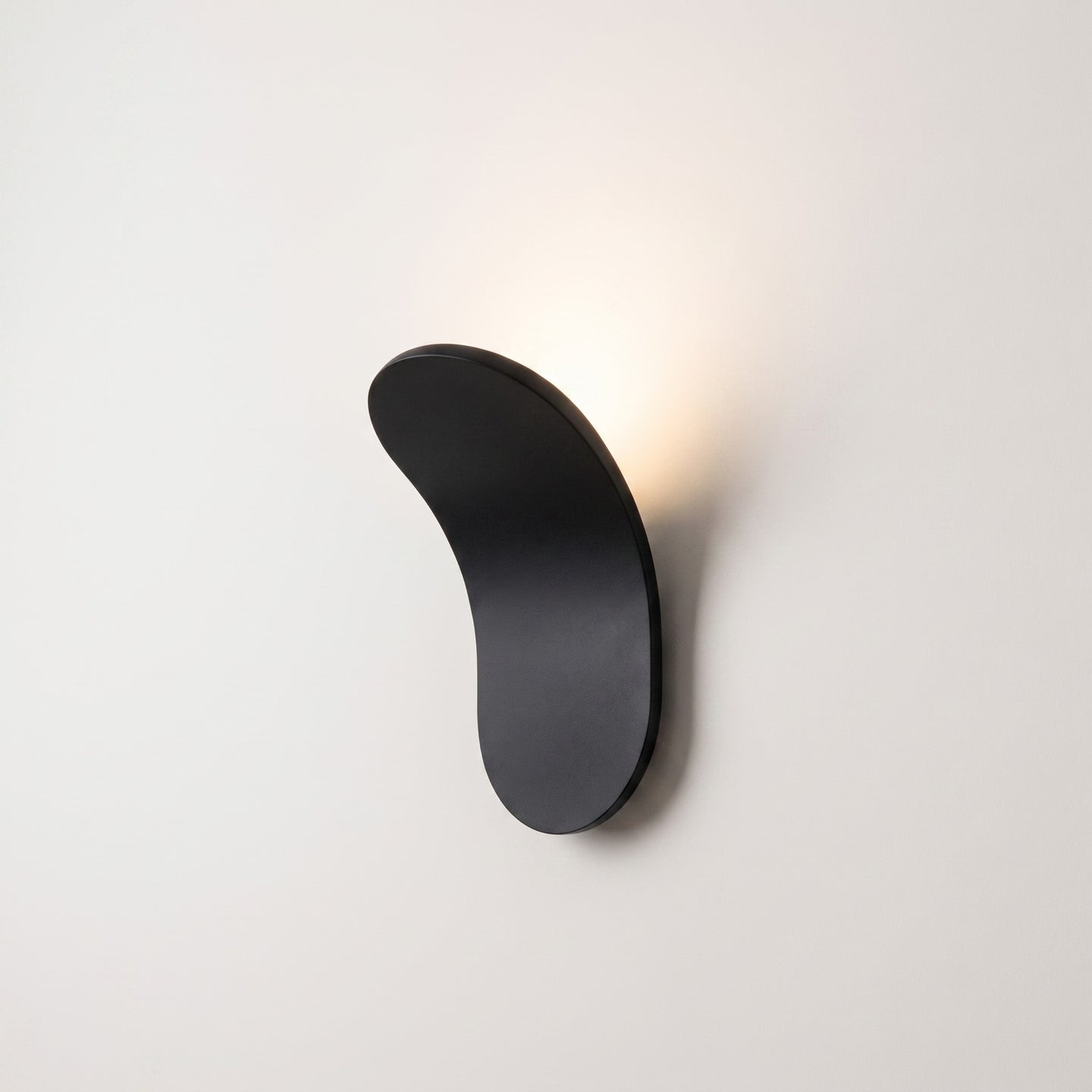 Wall Sconce, Curved Metal LED, Warm or Cool White Light, 3-5m2 Coverage, Wall-Mounted, Hardware Included, 7.1in Tall, Black