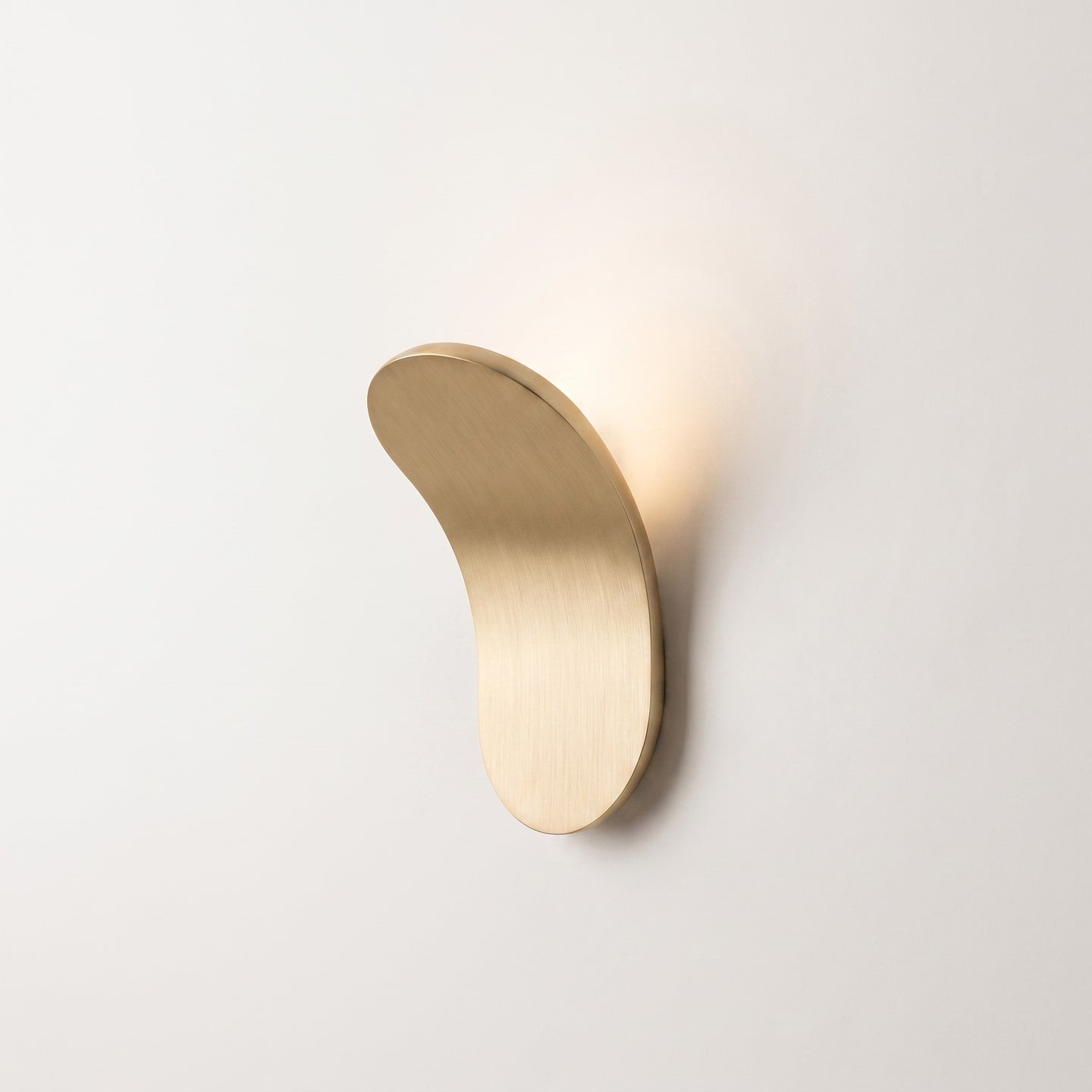Wall Sconce, Curved Metal LED, Warm or Cool White Light, 3-5m2 Coverage, Wall-Mounted, Hardware Included, 7.1in Tall, Champagne