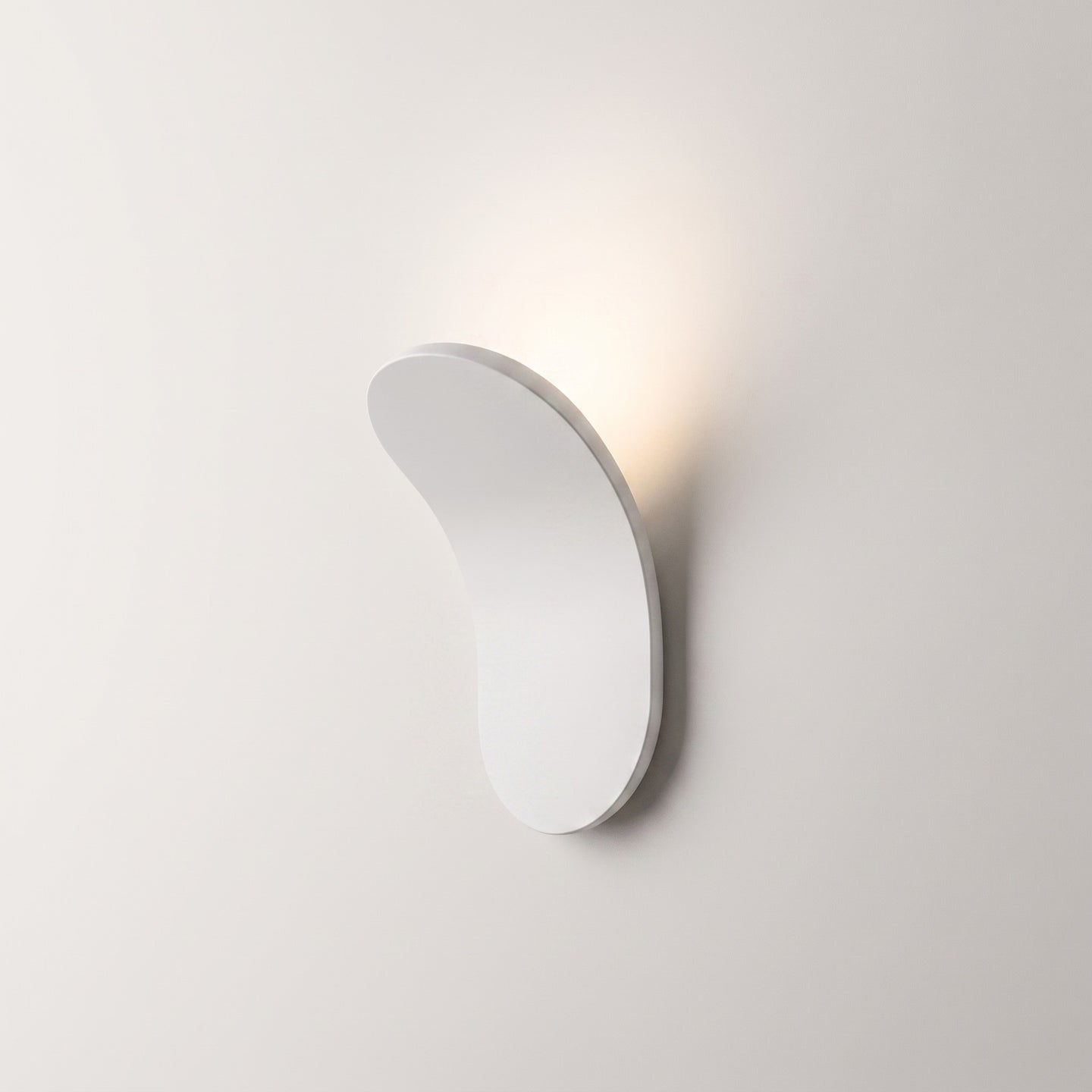Wall Sconce, Curved Metal LED, Warm or Cool White Light, 3-5m2 Coverage, Wall-Mounted, Hardware Included, 7.1in Tall, White